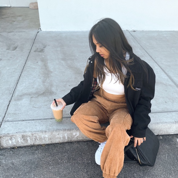 MEET YOUR POSHER: Hi, I’m Summit! 🌵🤍🌼 - Picture 4 of 6